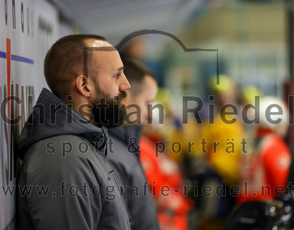 2022-10-30_069_TSV_Erding_gegen_ESC_Riverrats_Geretsried | Erding, Deutschland, 30.10.2022:
Eishockey, Bayernliga 2022 / 2023, 9. Spieltag, TSV Erding gegen ESC Riverrats Geretsried, Endergebnis: 3:5

Teamchef Felix Schütz (Erding Gladiators)

Foto: Christian Riedel / fotografie-riedel.net