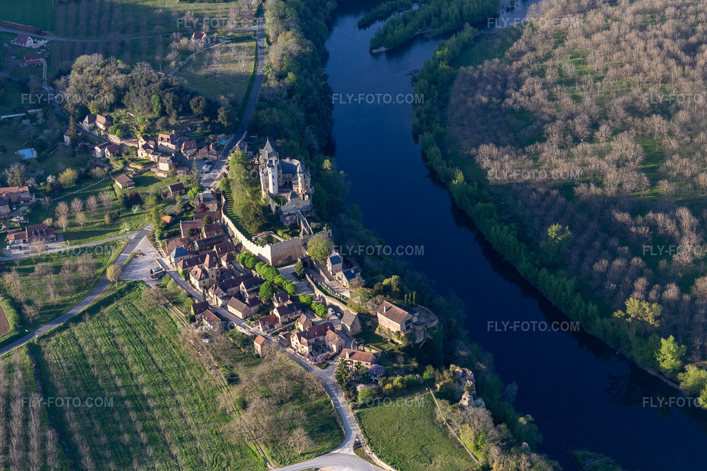 Aerial view: Montfort in Vitrac in the state Dordogne, France. – Photo: IMG_113592.jpg taken on 04/16/2019 by Werner Riehm/FLY-FOTO.com – Resolution of the original: 5472 x 3648 px