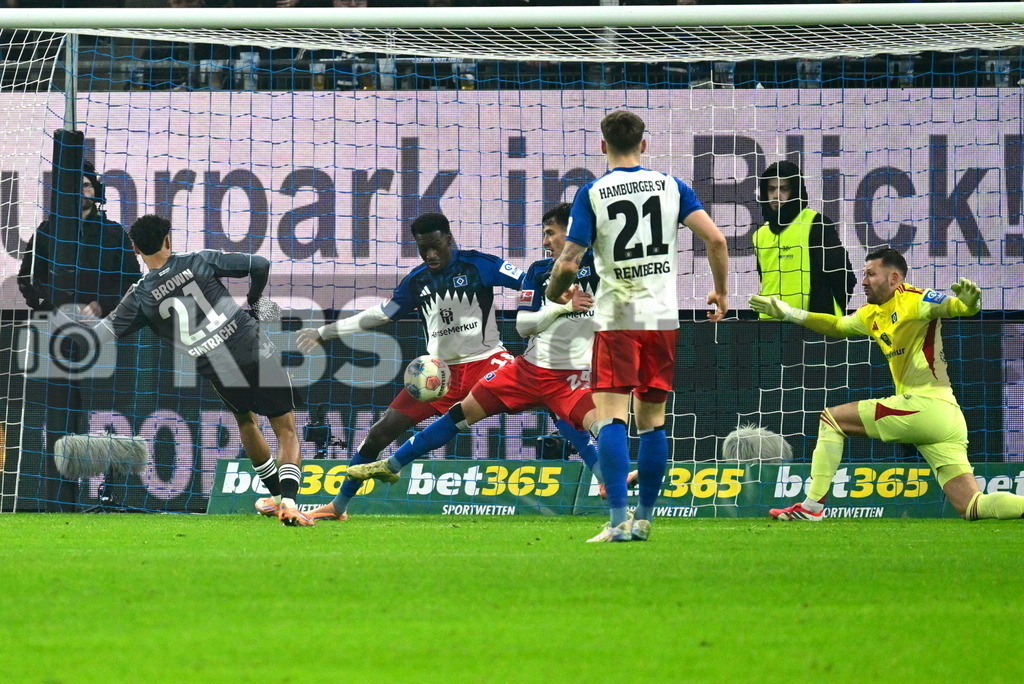 KBS Picture_HSV-Frankfurt_019 | v.l. Brown Nathaniel (Eintr. Frankfurt) schiesst aufs Tor Jatta Bakery (HSV) und Capaldo Nicolas (HSV) schmeissen sich in den Ball und verhindern ein Tor ,Sportplatz :  Volksparkstadion, - Realisiert mit Pictrs.com