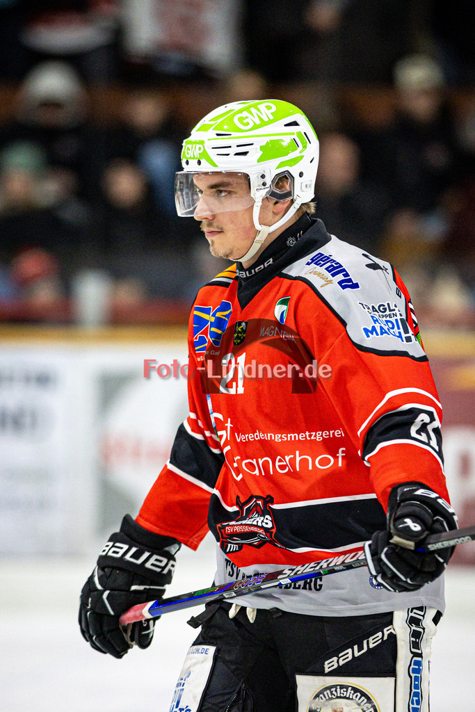 TSV Peißenberg MINERS gegen EHC Königsbrunn PINGUINE | Eishockey Bayernliga Herren Playoffs Viertelfinale 2024/25 - Spiel 6 von 7, TSV Peißenberg MINERS gegen EHC Königsbrunn PINGUINE, 20250221,Florian SEELMANN (MINERS 21) Portrait, Freisteller, Hochformat,2025-02-21 in Peißenberg (Eisstadion Peißenberg)Florian SEELMANN (MINERS 21)Copyright: WolfgangxLindner foto-lindner.de
