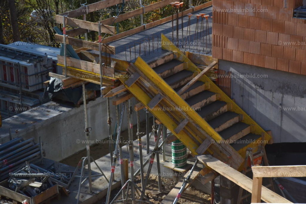Betonierte Balkonplatte mit Treppenaufgang | Frisch betonierte Balkonplatte und Betontreppe mit geradem Treppenlauf