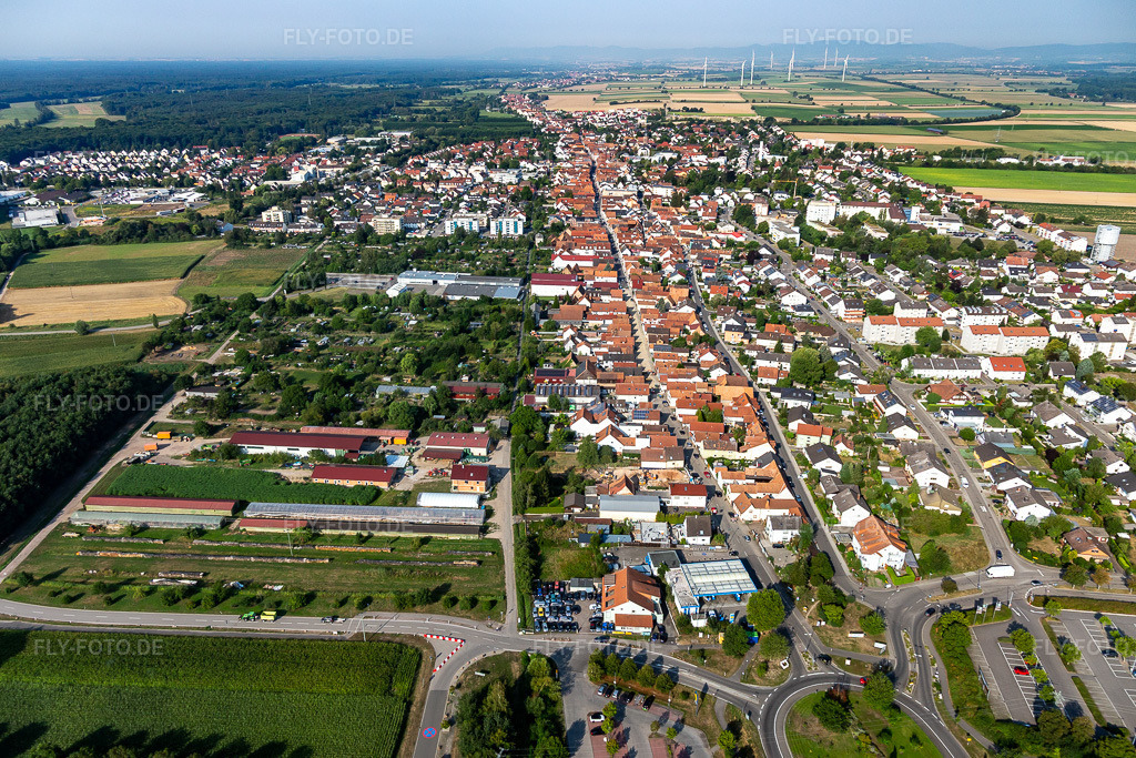 Luftbild: Rheinstraße von Osten in Kandel im Bundesland Rheinland-Pfalz in Deutschland. Foto: IMG_122228.jpg vom 11.08.2020 durch Werner Riehm/FLY-FOTO.de