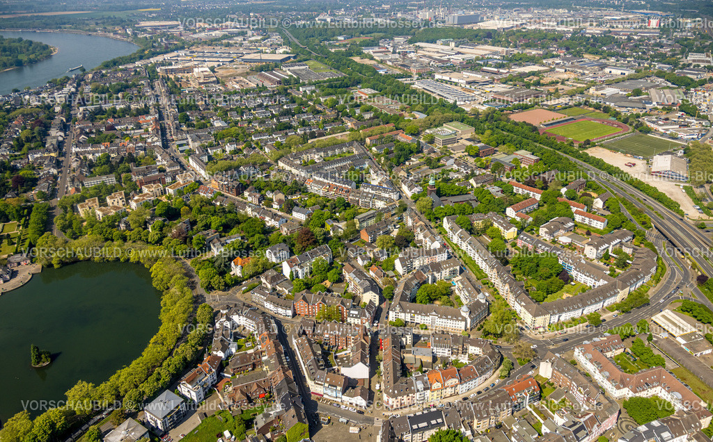 Duesseldorf240501445 | Luftbild, Wohngebiet Ortsansicht Ortsteil Benrath mit Schlossweiher, Fußballstadion und Leichtathletikstadion Bezirkssportanlage Benrath des des VfL Benrath 06 e.V., Benrath, Düsseldorf, Rheinland, Nordrhein-Westfalen, Deutschland