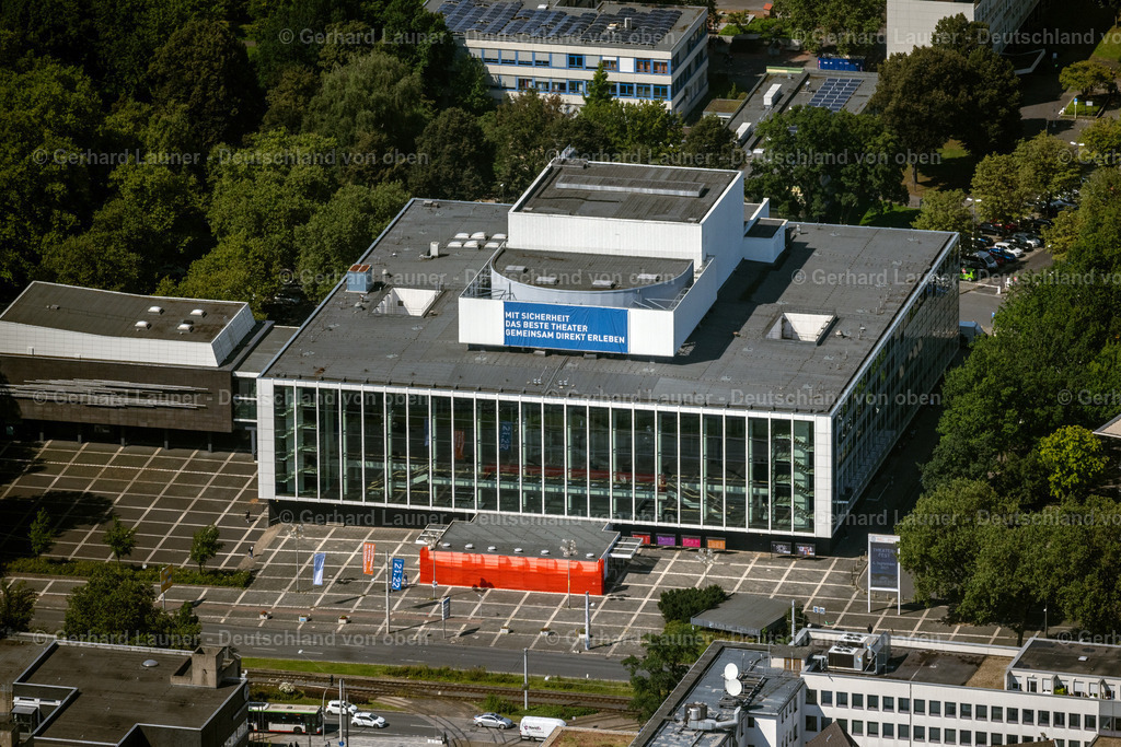 4049995 | Das Musiktheater im Revier (MiR) am Kennedyplatz in Gelsenkirchen-Schalke gilt als einer der bedeutendsten Theaterbauten der Nachkriegszeit. Der Komplex mit zwei Spielstätten, dem Großen und dem Kleinen Haus, wurde am 15. Dezember 1959,eröffnet[1] und ist seitdem Aufführungsort von Opern, Musicals, Sinfoniekonzerten und Tanzaufführungen der „MiR Dance Company“.