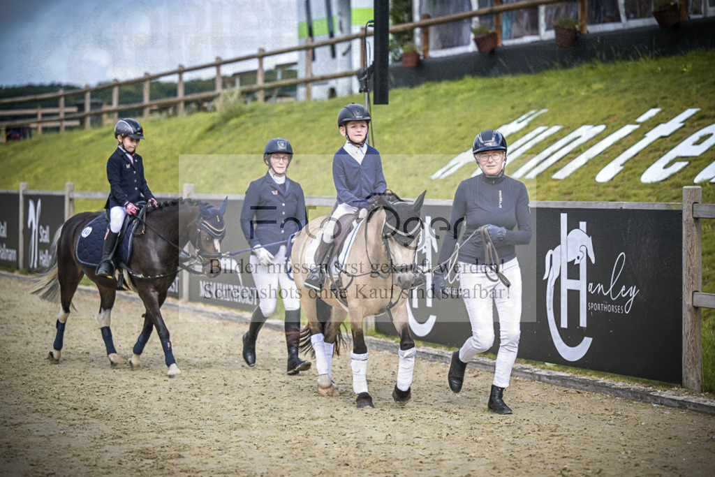 DOS_0304 | Entdecke hochwertige Reitturnierfotos von Foto Oger. Professionell, emotional und authentisch – jetzt Lieblingsmomente im Shop bestellen.Deutschlandweite Turnierfotografie. - Realisiert mit Pictrs.com
