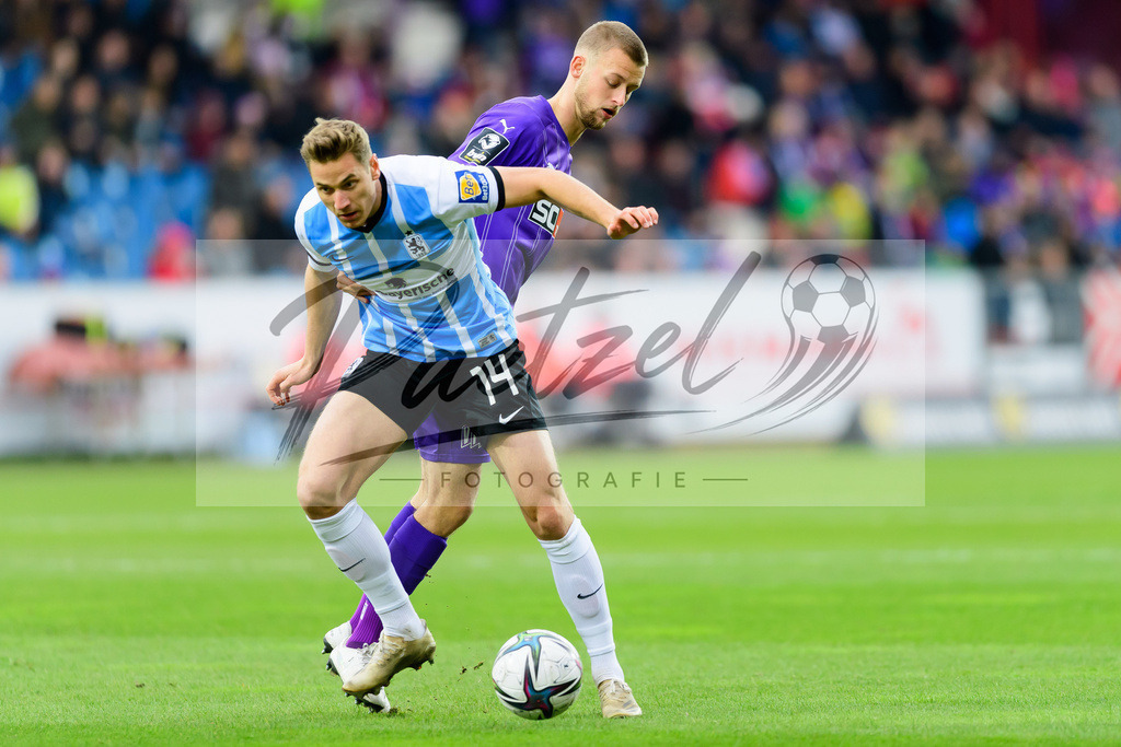 OSNTSV20211106_033 | Fussball, Herren: Dennis Dressel (TSV 1860 Muenchen) und Sebastian Klaas (VfL Osnabrueck) im Zweikampf bei dem Spiel der 3. Liga zwischen VfL Osnabrueck und TSV 1860 Muenchen im Stadion an der Bremer Bruecke am 06.11.2021 in Osnanbrueck, Deutschland.DFB / DFL REGULATIONS PROHIBIT ANY USE OF PHOTOGRAPHS AS IMAGE SEQUENCES AND/OR QUASI-VIDEO. - Realisiert mit Pictrs.com