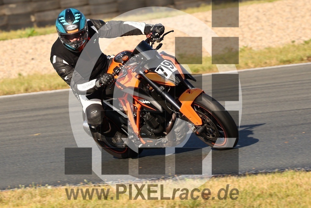 0079-20240910_05343 | Schöne Erinnerungen an spannende Momente - das festzuhalten ist unser Job. PIXELrace.de ist seit 2003 auf den Rennstrecken Europas unterwegs um die Action draußen beim Fahren und die wunderbare Stimmung imm Fahrerlager für euch einzufangen.