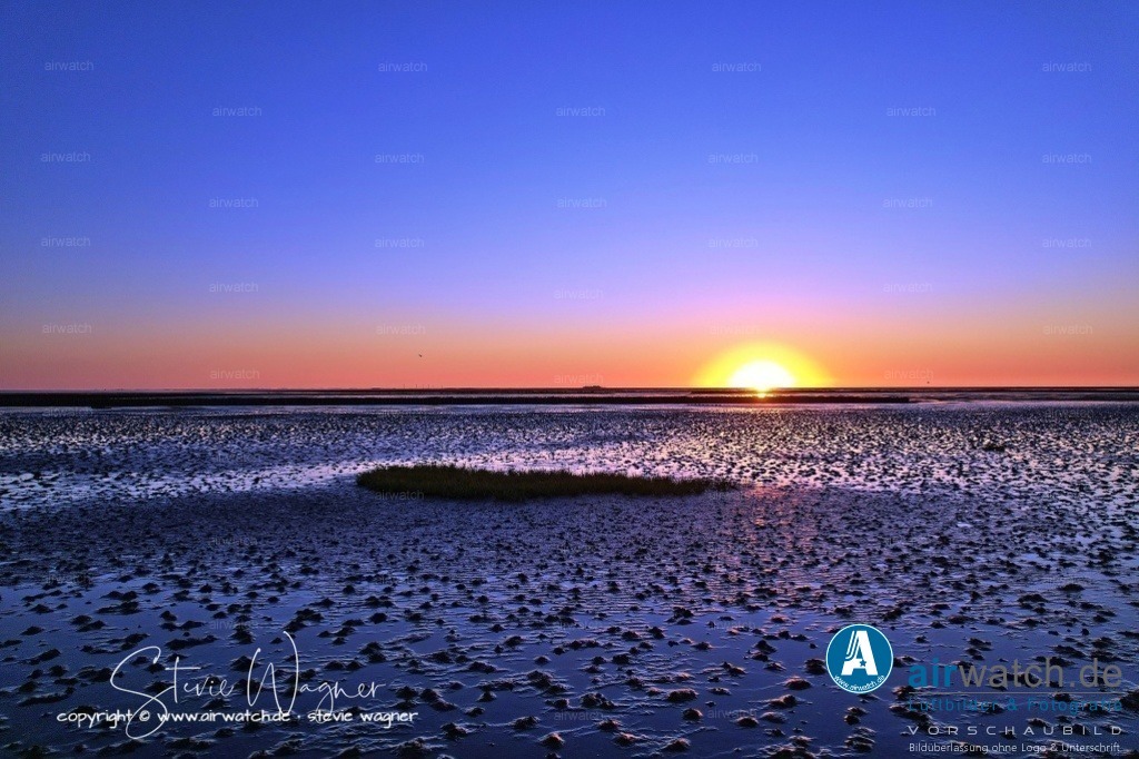 Nordsee, Nordfriesland, Beltringharderkoog, Luettmoorsee, Holmer Siel, Landgewinnung, Küstenschutz | Landgewinnung & Küstenschutz in Nordfriesland - Heute ist Nordstrand eine Halbinsel mit einer Fläche von etwa 45 km², die durch die Landgewinnung und die Küstenschutzmaßnahmen stabilisiert wurde. Die Region wird weiterhin durch die Nordsee und die Wattlandschaft geprägt und bietet eine einzigartige Kombination aus Natur, Geschichte und Kultur.