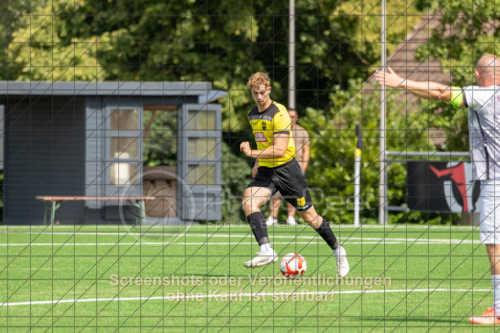 20250824_132100_0345 | #,1.FC Heiningen II (gelb) vs. 1.Göppinger SV III (weiß), Fußball, Kreisliga B7 - Bezirk Neckar/Fils, 01. Spieltag, Saison 2025/2026, Kunstrasenplatz Sportzentrum Heiningen, Krautgarten 1, 73092 Heiningen, 24.08.2025 - 13:00 Uhr,Foto: PhotoPeet-Sportfotografie/Peter Harich