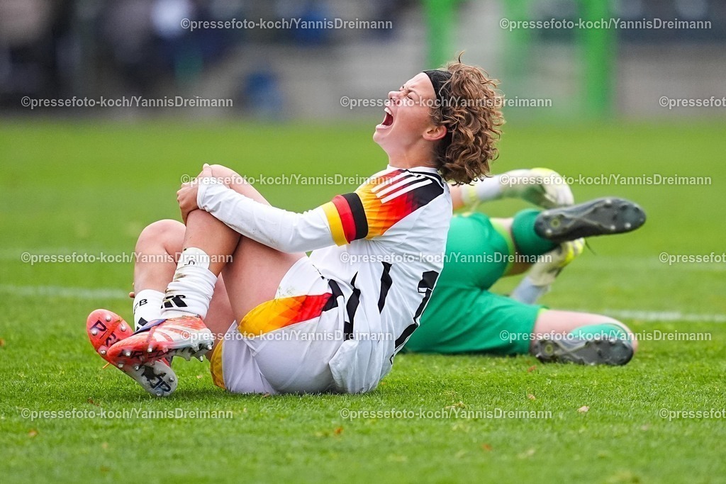 xYDRx26112501068 | 26.11.2025, xydrx, Fußball, Länderspiel, EM-Qualifikation U19-Frauen, Belgien - Deutschland, Sportschule Wedau: Rosa Rueckert (GER #10) mit schmerzen am Boden