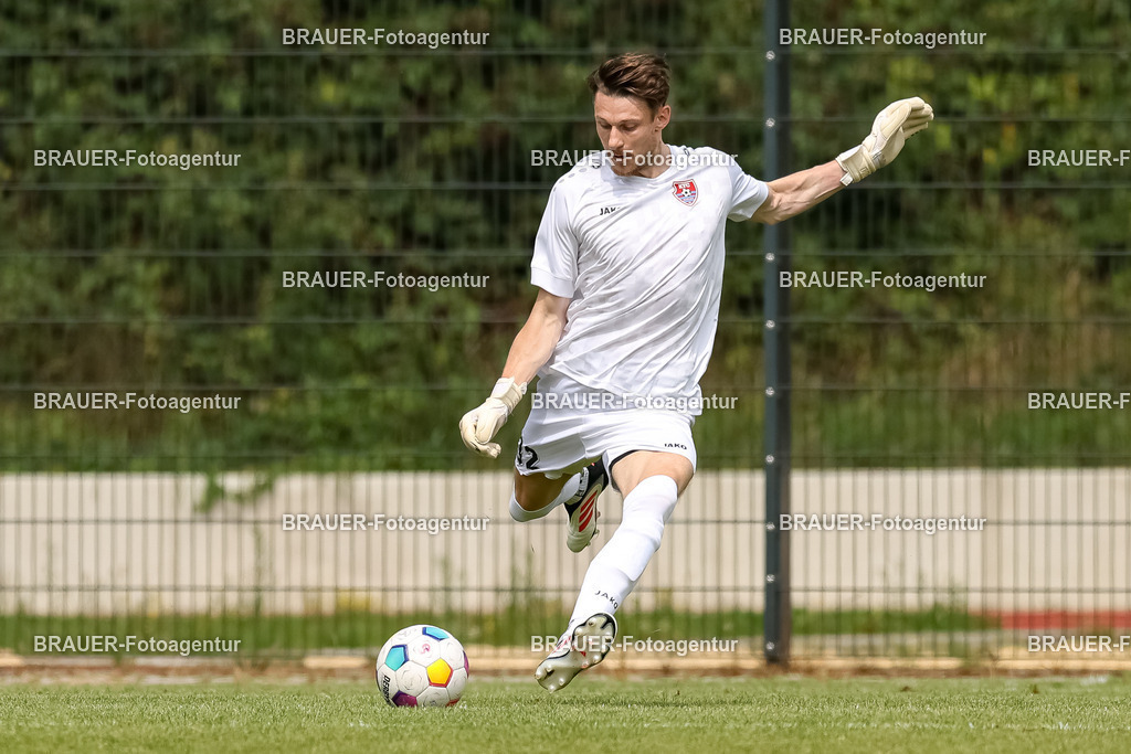 1_SVSKFC_20250726_0252.JPG -  - SV Schermbeck - KFC Uerdingen  - Testspiel | Schermbeck, Deutschland, 26.07.25: Torwart Rafael Hester (KFC Uerdingen) in Aktion, am Ball, Einzelaktion während des Testspiel Spiels zwischen SV Schermbeck - KFC Uerdingen  in der Volksbank Arena am 26. July 2025 in Schermbeck, Deutschland. (Foto von Stefan Brauer/Brauer-Fotoagentur)