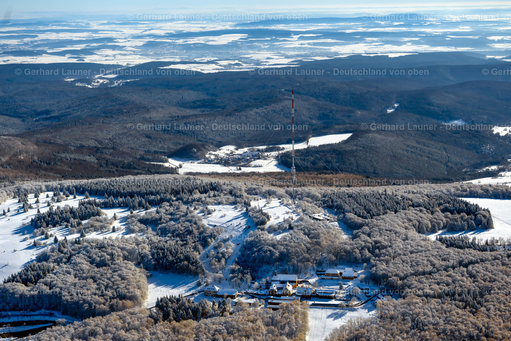 4043441 | HASELBACH IN DER RHöN 13.02.2021 Winterlich schneebedeckte Gebäudekomplex des Klosters " Franziskaner Kloster Kreuzberg " in Haselbach in der Rhön in der Rhön im Bundesland Bayern, Deutschland. Weiterführende Informationen bei: Franziskaner Klosterbetriebe GmbH Kloster Kreuzberg. // Wintry snowy complex of buildings of the monastery " Franziskaner Kloster Kreuzberg " in Haselbach in der Rhoen at the Rhoen in the state Bavaria, Germany. Further information at: Franziskaner Klosterbetriebe GmbH Kloster Kreuzberg. Foto: Gerhard Launer