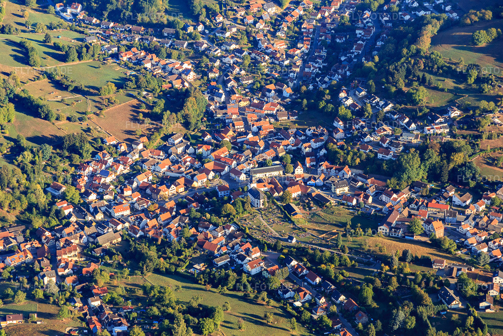 Luftbild: Ortsansicht aus Süden mit Friedhof im Ortsteil Reichenbach in Lautertal im Bundesland Hessen in Deutschland. Foto: IMG_110935.jpg vom 08.09.2018 durch Werner Riehm/FLY-FOTO.de