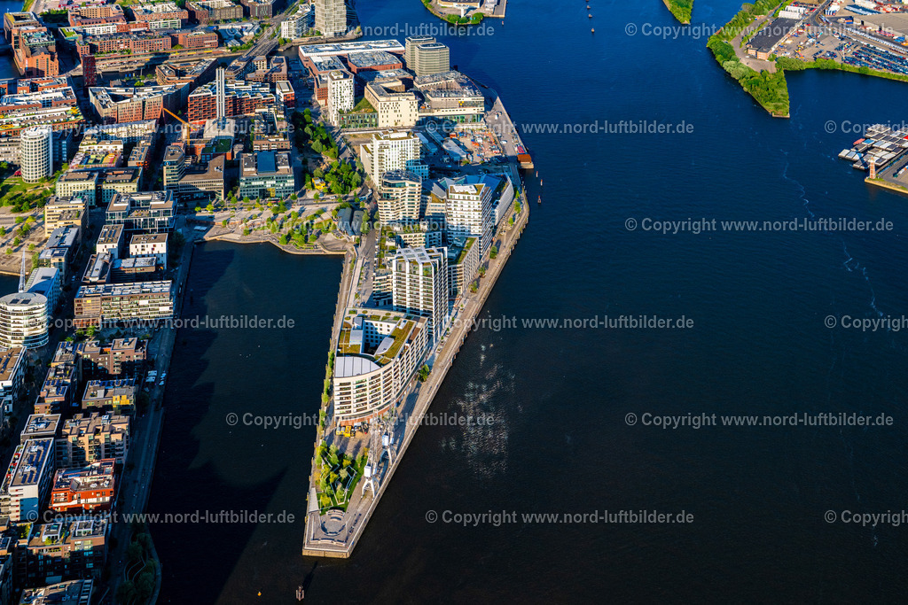 Hamburg_Hübenerkai_Strandhöft_Strandkai_Hafencity_ELS_8240160625 | HAMBURG 16.06.2025 Mehrfamilienhaus- Wohnanlage der " DC DEVELOPMENTS GMBH & CO. KG " am Strandkai im Ortsteil HafenCity in Hamburg, Deutschland. Weiterführende Informationen bei: AUG. PRIEN Immobilien  Gesellschaft für Projektentwicklung mbH,  DC Developments GmbH & Co. KG,  Hadi Teherani Architects GmbH,  Ingenhoven architects GmbH,  KoHa Bauausführungen und Immobilien GmbH,  LRW Architekten und Stadtplaner Loosen, Rüschoff + Winkler  PartG mbB,  leonwohlhage Gesellschaft von Architekten mbH. // Multi-family residential complex of "DC DEVELOPMENTS GMBH & CO. KG" on Strandkai in the HafenCity district of Hamburg, Germany. Further information at: AUG. PRIEN Immobilien  Gesellschaft fuer Projektentwicklung mbH,  DC Developments GmbH & Co. KG,  Hadi Teherani Architects GmbH,  Ingenhoven architects GmbH,  KoHa Bauausfuehrungen und Immobilien GmbH,  LRW Architekten und Stadtplaner Loosen, Rueschoff + Winkler  PartG mbB,  leonwohlhage Gesellschaft von Architekten mbH. Foto: Martin Elsen