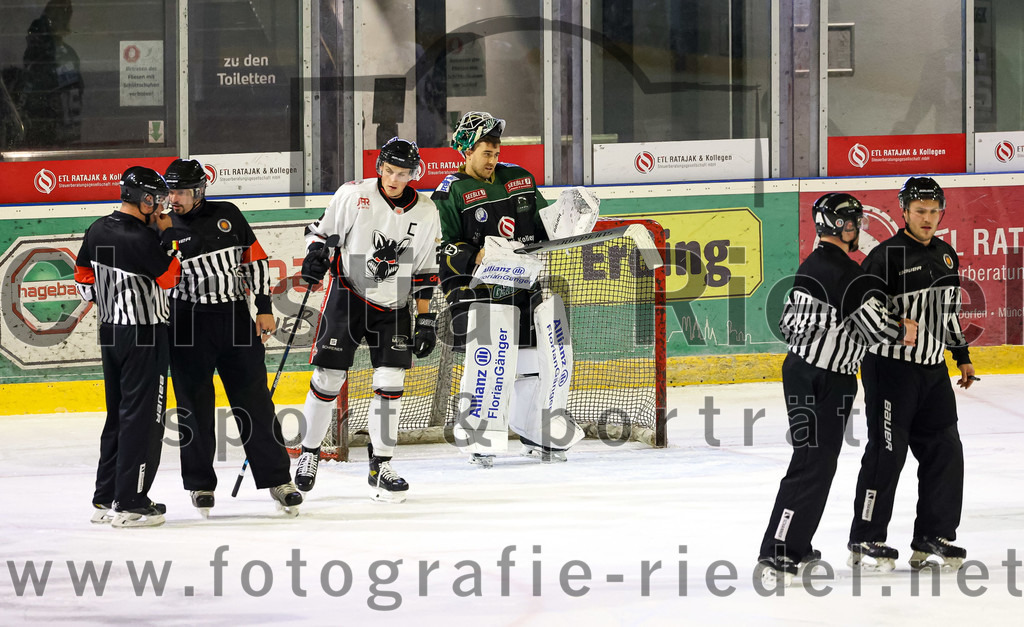 2022-09-30_027_TSV_Erding_gegen_EV_Dingolfing | Erding, Deutschland, 30.09.2022:
Eishockey, Bayernliga 2022 / 2023, Testspiel, TSV Erding gegen EV Dingolfing, Endergebnis: 3:4

Dominik Schindlbeck (EV Dingolfing, #22), Torwart Thomas Hingel (Erding Gladiators, #33)

Foto: Christian Riedel / fotografie-riedel.net