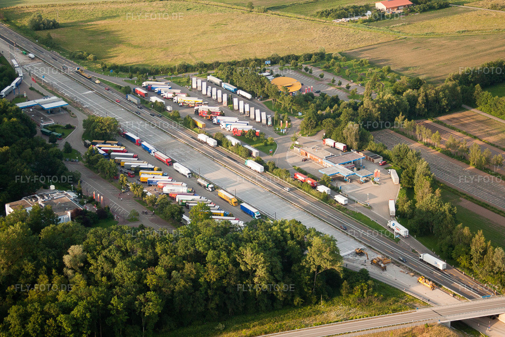 Luftbild: Urloffen, Raststätte A5 im Ortsteil Urloffen in Appenweier im Bundesland Baden-Württemberg in Deutschland. Foto: IMG_28925.jpg vom 14.06.2010 durch Werner Riehm/FLY-FOTO.de