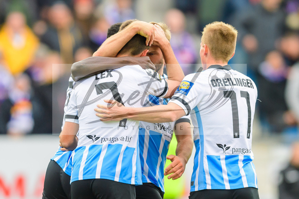 OSNTSV20211106_051 | Fussball, Herren: Stefan Lex (TSV 1860 Muenchen) Torjubel, jubelt mit seiner Mannschaft nach dem Treffer zum 0:1 bei dem Spiel der 3. Liga zwischen VfL Osnabrueck und TSV 1860 Muenchen im Stadion an der Bremer Bruecke am 06.11.2021 in Osnanbrueck, Deutschland.DFB / DFL REGULATIONS PROHIBIT ANY USE OF PHOTOGRAPHS AS IMAGE SEQUENCES AND/OR QUASI-VIDEO. - Realisiert mit Pictrs.com