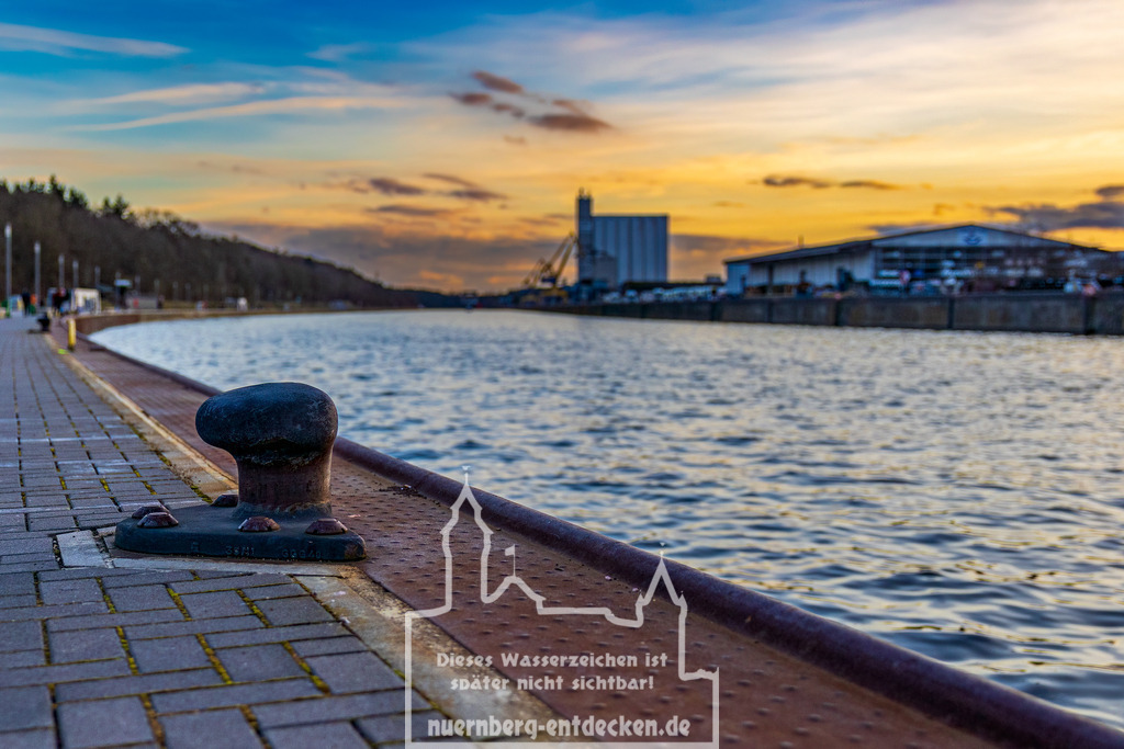 Monatsbild des Kalender 2025 für den Monat Februar | Poller am Europakai in Nürnberger Hafen. - Realisiert mit Pictrs.com