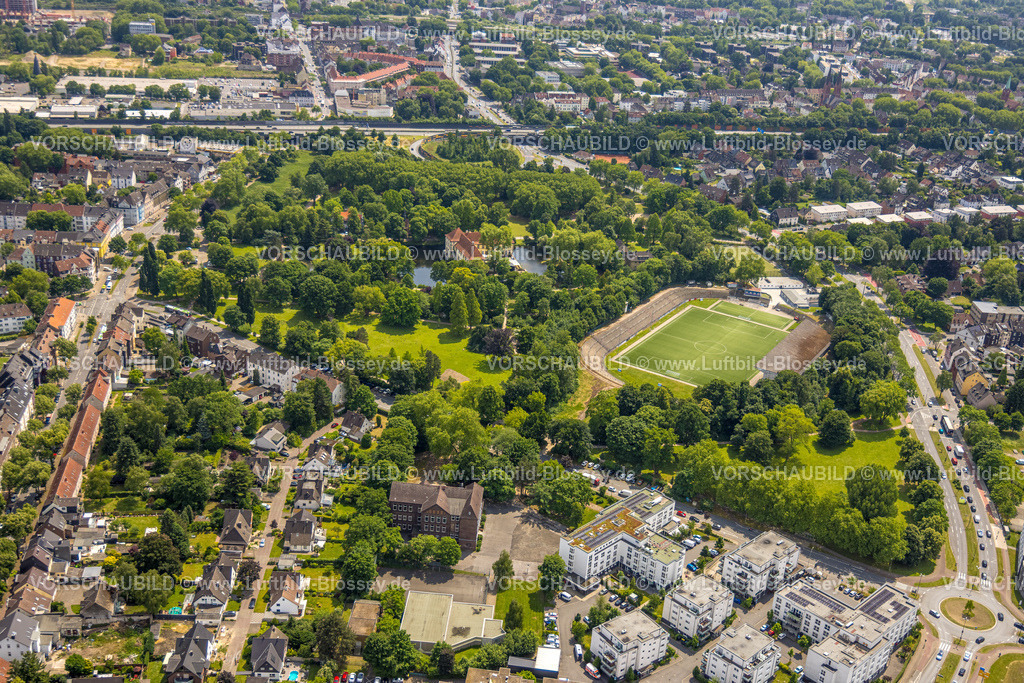 Herne250601789 | Luftbild, Schloßpark mit Schloss Strünkede Wasserschloss, Seniorencampus Protea Wohnen Am Schloss, Kreisverkehr Westring und Forellstraße, Edeka Koch Sportpark Fußballstadion Sportanlage Stadion am Schloß Strünkede des SC Westfalia 04 Herne e. V., Baukau, Herne, Ruhrgebiet, Nordrhein-Westfalen, Deutschland