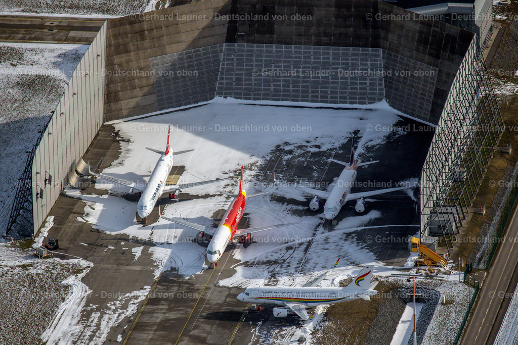 4044554 | HAMBURG 14.02.2021 Winterlich schneebedeckte Pandemiebedingt auf den Freiflächen und Parkpositionen abgestellte Neuflugzeuge A320 - A321 in den jeweiligen Kundenlackierungen im Werftgelände der Airbus SE im Ortsteil Finkenwerder in Hamburg, Deutschland. // Wintry snowy due to the pandemic, new aircraft A320 - A321 in the respective customer liveries parked in the open spaces and parking positions in the Airbus SE shipyard premises in the Finkenwerder district in Hamburg, Germany. Foto: Gerhard Launer