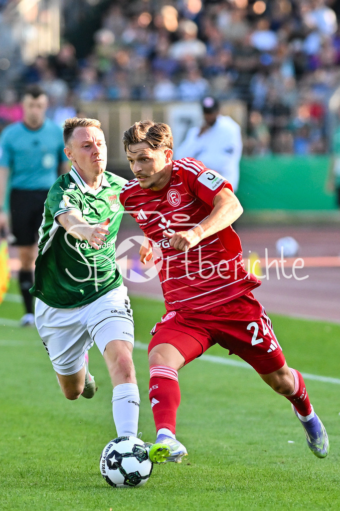 1. FC Schweinfurt 05 - Fortuna Düsseldorf | im Duell Florent MUSLIJA (Fortuna 24) und Joshua ENDRES (Schweinfurt 33) / Zweikampf / DFB-Pokal: 1. FC Schweinfurt 05 - Fortuna Düsseldorf; Riedel-Bau Arena am 18.08.2025