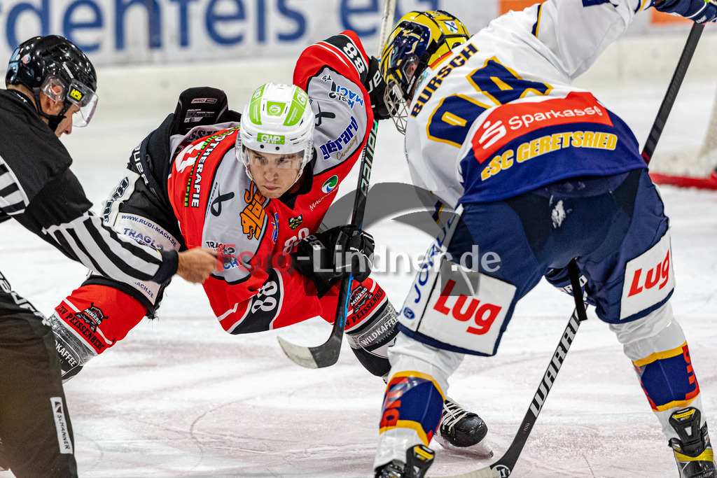 TSV Peißenberg Miners vs ESC River Rats Geretsried | Eishockey Bayernliga 2023/2024, TSV Peißenberg Miners vs ESC River Rats Geretsried,
Bully Zackary BROSS (Miners 88),
2023-10-15 in Peißenberg (Eisstadion)
88 Zackary BROSS (Miners 88), 94 Daniel BURSCH (River Rats 94)
Copyright: WolfgangxLindner foto-lindner.de