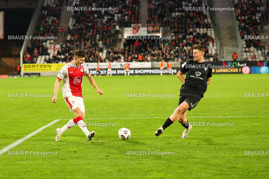 Rot-Weiss Essen - 1.Fc Schweinfurt | Essen, Deutschland, 02.11.2025 Michael Kostka  (Rot-Weiss Essen) und Pius Krätschmer (1.FC Schweinfurt)   im Kampf um den Ballwährend des 3.Liga Spiels zwischen  Rot-Weiss Essen und 1.Fc Schweinfurt am 02.11.2025 im Stadion an der Hafenstraße in Essen. (Foto von Timo Bluhmki-Schmidt/Brauer Fotoagentur
