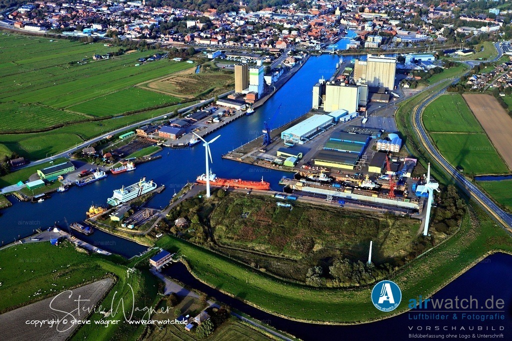 Luftbild Husum, Aussenhafen, Husum-Dock+Reparatur, ARP-Thordsen | Die Husumer Dock und Reparatur GmbH & Co. KG, gegründet im Jahr 2000 und an der Südseite des Husumer Hafens gelegen, ist ein etablierter Betrieb an der deutschen Nordseeküste, der sich auf Schiffsreparaturen und -wartung spezialisiert hat.