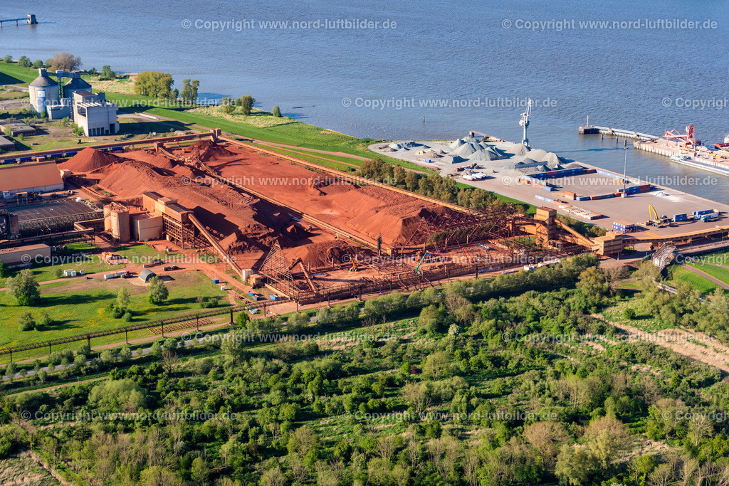 Stade_Aos_Bauxit_ELS_2455140522 | STADE 14.05.2022 Hafenanlage Stader Seehafen AOS am Bützflether Sand in Bützfleth im Bundesland Niedersachsen, Deutschland. Weiterführende Informationen bei: Dow Deutschland Anlagengesellschaft mbH. // Stader Seehafen Refinery equipment and management systems on the factory premises of the mineral oil manufacturers of Dow Deutschlond Anlagengesellschaft mbH in Buetzfleth in the state Lower Saxony, Germany. Further information at: Dow Deutschland Anlagengesellschaft mbH. Foto: Martin Elsen