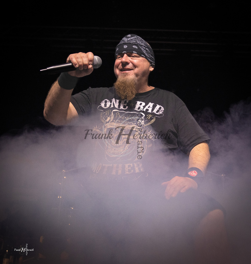 Justice Geiselwind 31.10.2025 | Frank Herberich Fotografie, Frank Herberich, Fotografie, Hochzeit, Portrait, St. Peter Ording, Ording, Westerhever, Nordsee, Frank Fotografie, Hardheim,  Odenwald,Walldürn, Band,Eventfotografie - Realisiert mit Pictrs.com