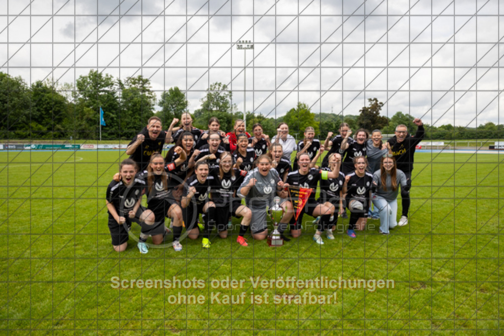 20250529_150501_1623 | #,  SGM Wendlingen-Ötlingen II (blau) vs. 1.FC Donzdorf II (schwarz), Fussball, Frauen-Bezirkspokal Finale Saison 2024/2025, Rasenplatz VfL Stadion Kirchheim, Jesinger Straße 105, 73230 Kirchheim, 29.05.2025 - 13:00 Uhr,Foto: PhotoPeet-Sportfotografie/Peter Harich