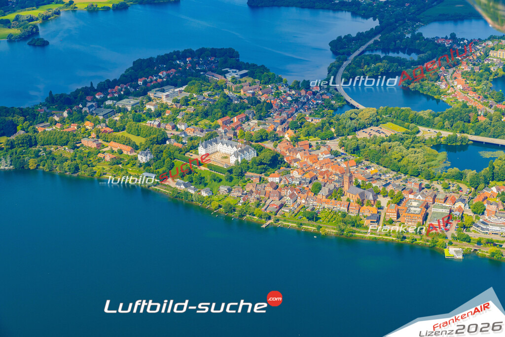 Luftbild der Stadt Plön - Die Luftaufnahme wurde 2025 vom UL-Flugzeug heraus erstellt ( keine Drohne ) - Hochauflösende Luftaufnahme - für professionelle Ausdrucke geeignet. Die Geschenkidee !Hier alle&nbsp;Infos zur Lizenzierung der LuftaufnahmeWir fliegen auch dieses Jahr wieder in Ihre Region um Luftbilder zu erstellen.- Luftbild anfragen