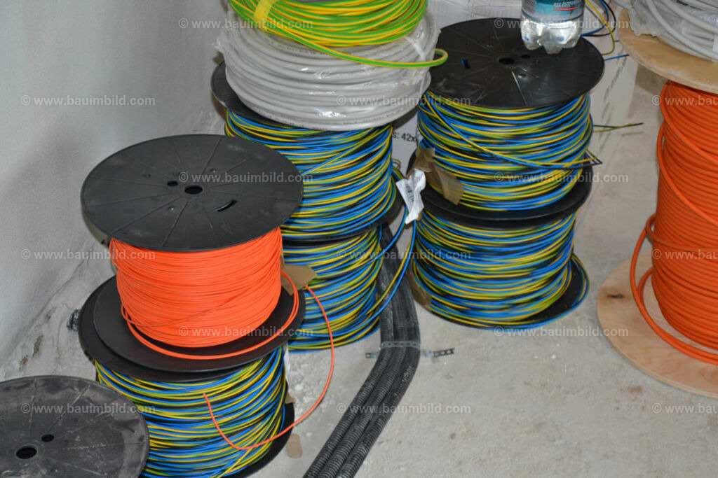 bib-lg17-elektroinstallation-0184 | Nach LV-Leistungsgruppen sortierte Detailfotos über den Bau eines Hauses. Alle Hausbau-Bilder direkt vom Urheber und Autor der Website Haus-Selber-Bauen.com
