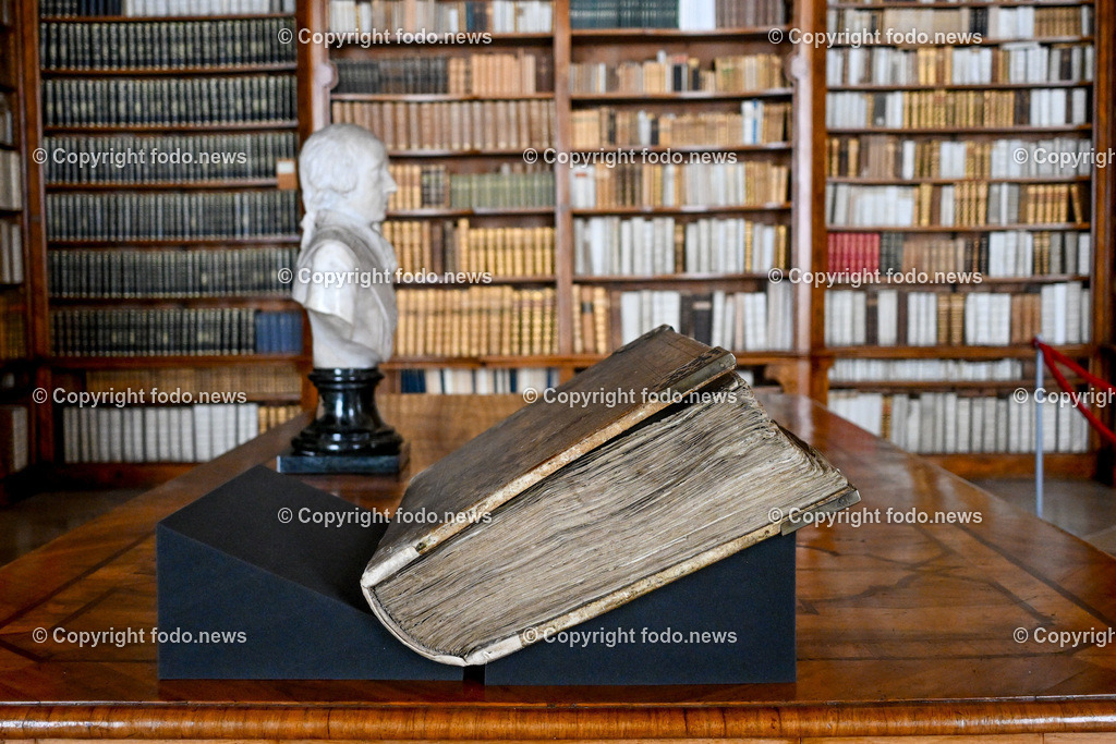 Stift St. Florian_ 08.08.023-2 | 08.08.2023, St. Florian, AUT, Augustiner Chorherrenstift St. Florian, im Bild Stiftsbibliothek St. Florian, St. Florianer Riesenbibel

Die Riesenbibel von St. Florian ist eine illustrierte mittelalterliche Handschrift aus dem 12. Jahrhundert. Sie misst 66 × 48 cm und umfasst 357 Pergamentblätter mit Bibeltext in lateinischer Sprache und prachtvollen Malereien. Damit zählt sie zu den bedeutenden Kunstwerken der Buchkunst der Romanik. Quelle: Wikipedia