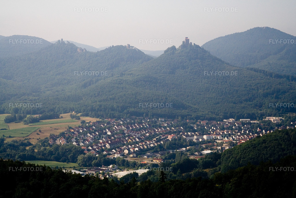 Luftbild: Panorama vom Ortsbereich und der Umgebung in Annweiler am Trifels im Bundesland Rheinland-Pfalz in Deutschland. Foto: IMG_12133.jpg vom 31.07.2008 durch Werner Riehm/FLY-FOTO.de