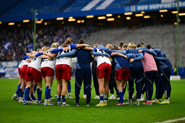 Fußball I Frauen I Saison 2025-2026 I Bundesliga I 10. Spieltag I Hamburger SV - 1. FC Nürnberg I 44413 | Hamburger SV Frauen zusammen, kreis, bilden einen kreis, zusammenhalt, Teamkreis, Mannschaftskreis, Fans im Hintergrund - Realisiert mit Pictrs.com