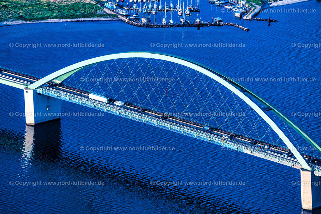 Fehmarn_Fehmarnbeltbrücke_ELS_0569030622 | FEHMARN 03.06.2022 Blick auf die kombinierte Straßen- und Eisebahnbrücke Fehmarnsundbrücke, der Fehmarnsundquerung zwischen Fehmarn und dem Festland bei Großenbrode in Schleswig-Holstein. Weiterführende Informationen bei: Tourismus-Service Fehmarn. // Fehmarn Sund bridge between Fehmarn and the mainland at Grossenbrode in Schleswig-Holstein. Further information at: Tourismus-Service Fehmarn. Foto: Martin Elsen