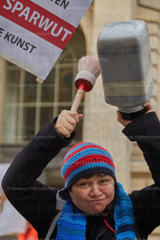 251114_SaveOurStudios_AGH_07 | Mit einer Lärmdemo und dem Durchschneiden eines Banners mit der Aufschrift "Cut the cuts" protestieren Künstler*innen am 14.11.2025 vor dem Berliner Abgeordnetenhaus gegen finanzielle Kürzungen in ihrem Bereich. - Realisiert mit Pictrs.com