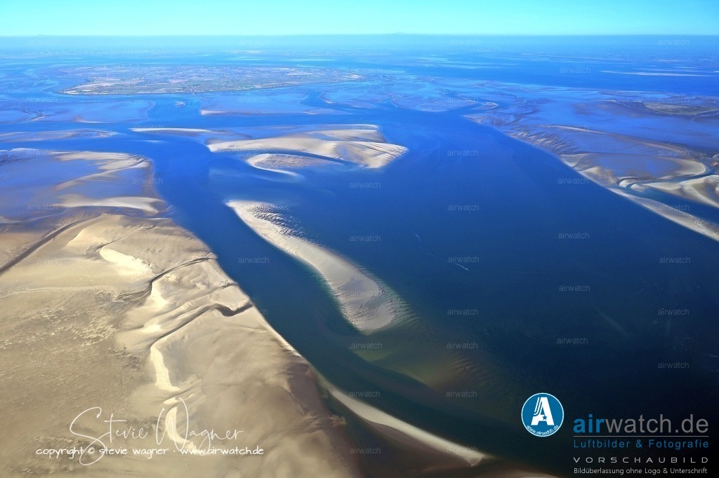 Luftbilder Sandbänke Norderoogsand, Japsand, Süderoogsand | Der Süderoogsand liegt südwestlich von Süderoog und Pellworm und nordwestlich von Westerhever in Eiderstedt. Er wird im Norden durch das Rummelloch vom Norderoogsand getrennt und im Süden vom Heverstrom begrenzt und ist in nord-südlicher Richtung 7 km lang bei einer maximalen Breite von 4 km.