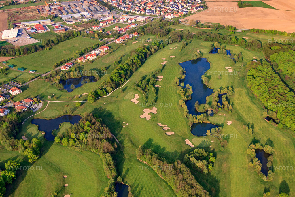 Vue aérienne: Greens et étangs du club de golf de Baden-Baden Soufflenheim à Soufflenheim dans le département Bas Rhin, France – .Photo: IMG_39521.jpg prise le 14/04/2011 par Werner Riehm/FLY-FOTO.eu – Résolution de l'original: 4752 x 3168 px