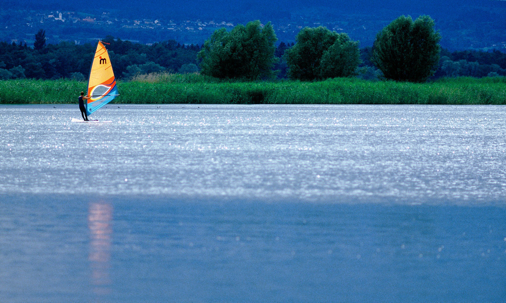 Surfer am Rohrspitz | Rohrspitz, Austria - 2006: Surfer im Streiflicht am Bodensee. - Realisiert mit Pictrs.com