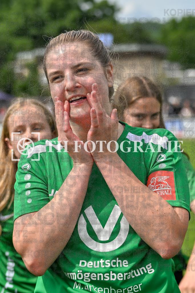 GER, FC Hauingen - SV Waldhaus, Frauen-Fussball, Rothaus Bezirkpokal, Finale, Saison 2024/2025, 29.05.2025 | Team SV Waldhaus freut sich ueber den Sieg und den Gewinn des Bezirkspokals.GER, FC Hauingen - SV Waldhaus, Frauen-Fussball, Rothaus Bezirkpokal, Finale, Saison 2024/2025, 29.05.2025Foto: TH Fotografie/Thomas Hess