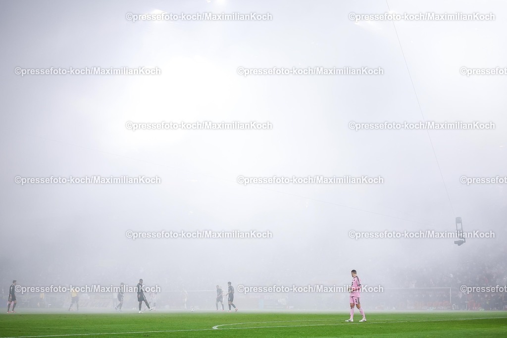 1FC14012601014 | 14.01.2026, Fußball, 1. FC Köln - FC Bayern München, 1. Fußball Bundesliga, 17. Spieltag, RheinEnergie-STADION, Saison 2025 2026: Die Fightclub Choreografie vor dem Spiel sorgt für eine Spielunterbrechung. Dichter Nebel Rauch legt sich nach dem Zünden von Pyrotechnik auf das Spielfeld.   DFB regulations prohibit any use of photographs as image sequences and or quasi-video.