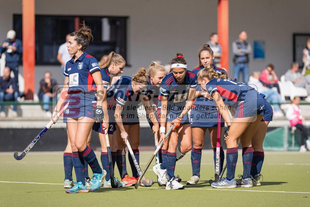 HK_20220925_100139 | 1. Bundesliga Damen Düsseldorfer HC - Berliner HC  am 25.9.2022 DHC Düsseldorf, Düsseldorf , Selin Oruz ( Düsseldorfer HC #14 ) ,  Agustina Albertarrio ( Düsseldorfer HC #9 ) , Maike Schaunig ( Düsseldorfer HC #21 ) , Lisa Nolte ( Düsseldorfer HC #17 )