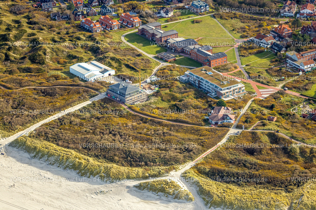 Wittmund251105675Langeoog | Luftbild, Ostfriesische Insel Langeoog, Ortsansicht Wohngebiet mit Silt und Sand Langeoog, Haus Kloster Loccum und Sporthus Tischtennishalle Langeoog, daneben Baustelle mit Neubau, Langeoog, Norddeutschland, Ostfriesland, Niedersachsen, Deutschland