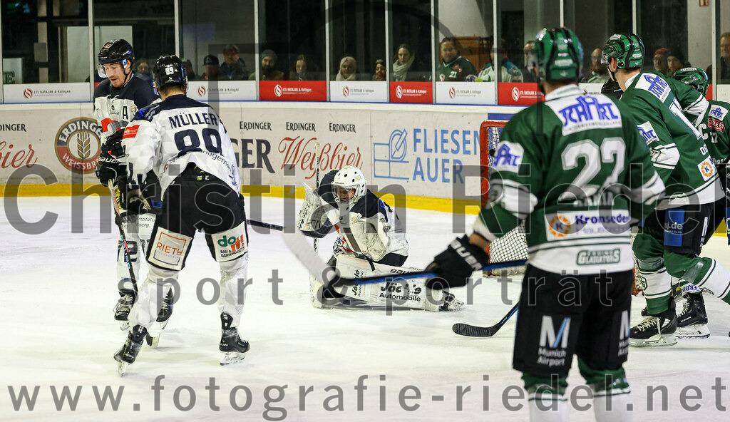 2024-01-26_107_TSV_Erding_gegen_HC_Landsberg | Erding, Deutschland, 26.01.2024:
Eishockey, Bayernliga Vorrunde 2023 / 2024, 28. Spieltag, TSV Erding gegen HC Landsberg, Endergebnis: 6:2

Manuel Müller (HC Landsberg, #89), Torwart Moritz Borst (HC Landsberg, #32), Jakub Kania (Erding Gladiators, #22), Elia Ostwald (Erding Gladiators, #17)

Foto: Christian Riedel / fotografie-riedel.net
