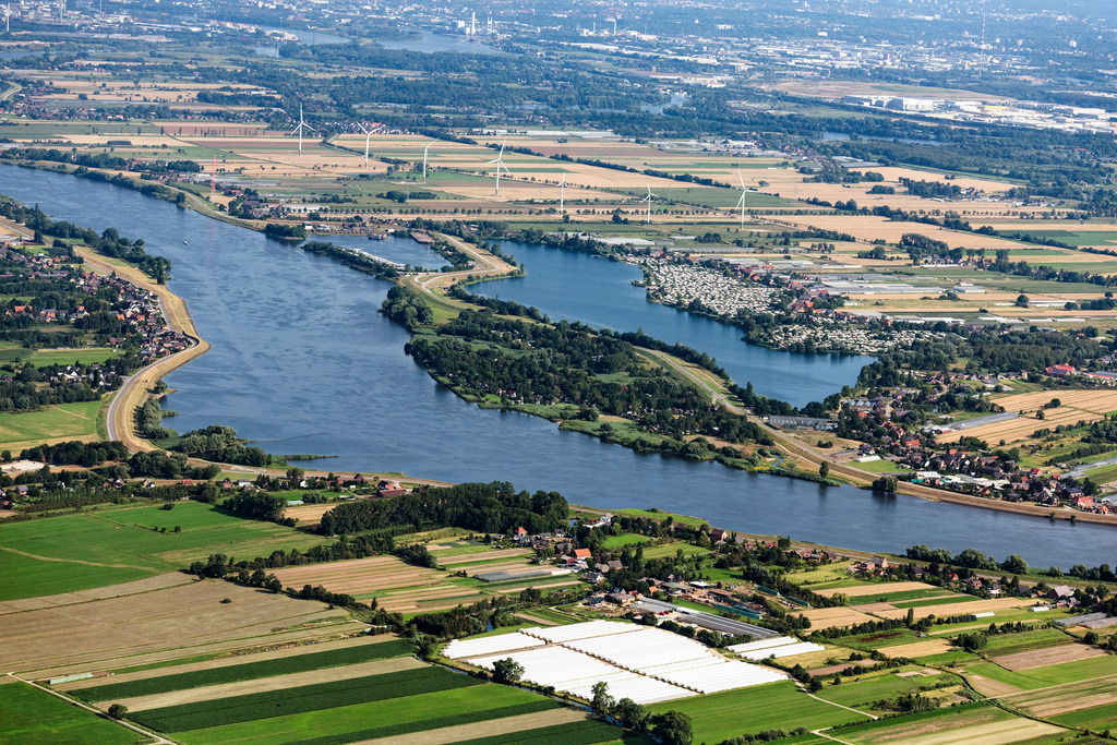 dr__0030126.jpg | HAMBURG 24.07.2019 Uferbereiche am Flußverlauf der Elbe mit Blick auf den Hohendeicher See und den Hafen Oortkaten in Hamburg, Deutschland. // Riparian zones on the course of the river of Elbe with Blick auf den Hohendeicher See and den Hafen Oortkaten in Hamburg, Germany. Foto: Daniel Reiter