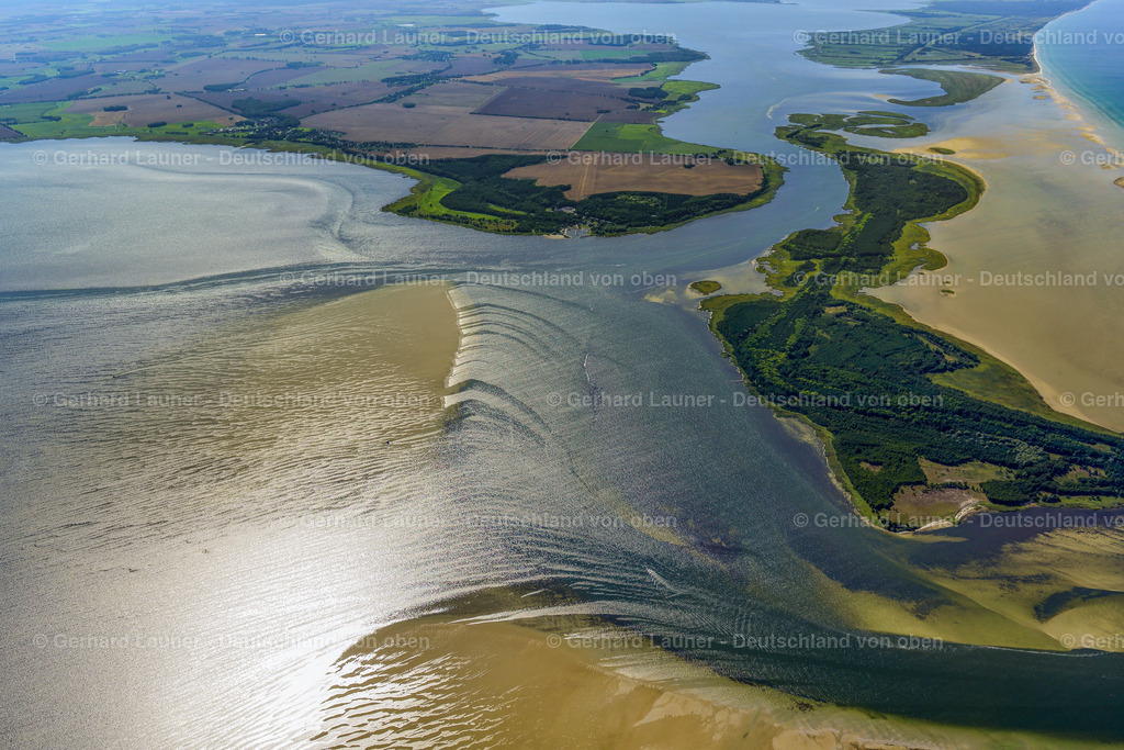 3638058 | Nationalpark Vorpommersche Boddenlandschaft, KLAUSDORF 25.08.2016 Sandbank- Landfläche durch Strömungen unter der Meeres- Wasseroberfläche der Ostsee an der Straße Boddenweg in Klausdorf im Bundesland Mecklenburg-Vorpommern, Deutschland. // Sandbank- land area by flow under the sea water surface of Baltic Sea on street Boddenweg in Klausdorf in the state Mecklenburg - Western Pomerania, Germany. Foto: Gerhard Launer