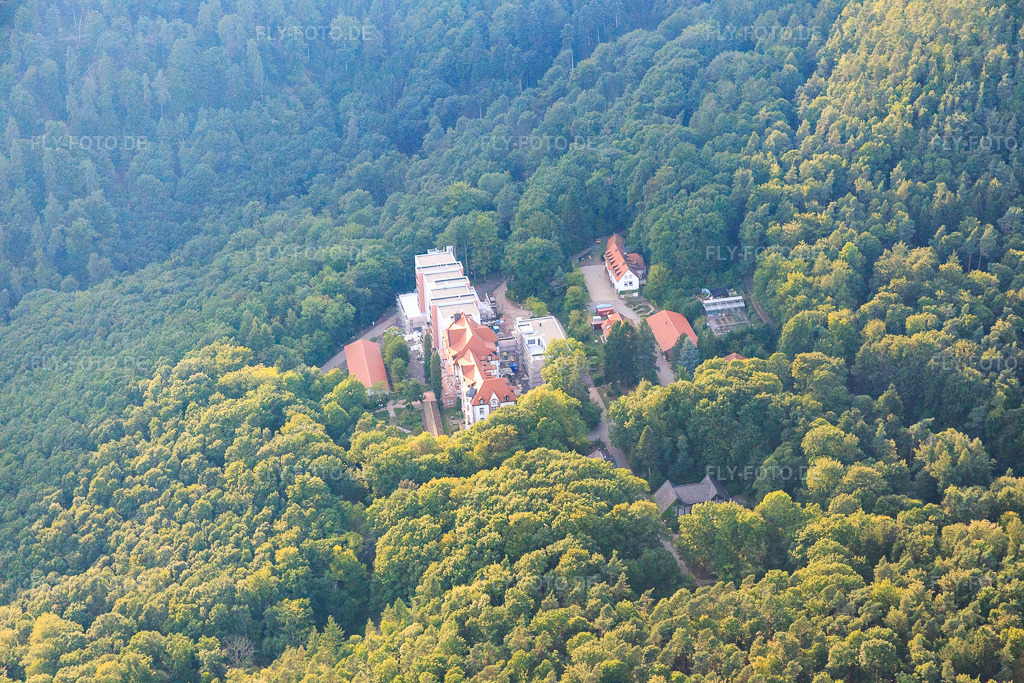 Luftbild: Fachklinik Eußerthal im Wald in Eußerthal im Bundesland Rheinland-Pfalz in Deutschland. – Foto: IMG_084124.jpg vom 29.08.2015 durch Werner Riehm/FLY-FOTO.de – Auflösung des Originals: 5472 x 3648 px – Fachklinik Eußerthal | Fachklinik Eußerthal