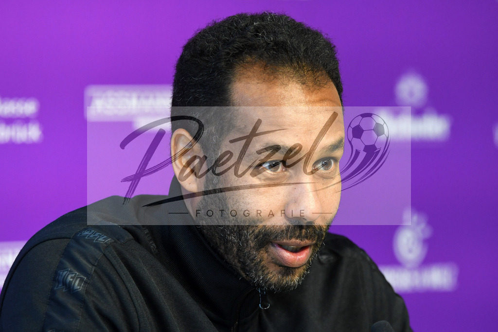 20200228_PKOSNA_0003 | Fussball, Herren: Trainer Daniel Thioune (VfL Osnabrueck) schaut waehrend der Pressekonferenz des VfL Osnabrueck im Presseraum des Stadion an der Bremer Bruecke am 28.02.2020 in Osnabrueck, Deutschland. - Realisiert mit Pictrs.com